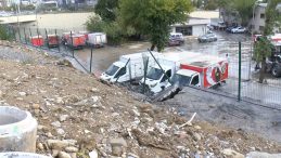 Küçükçekmece'de Fabrikanın İstinat Duvarı 3 Araç Üzerine Düştü