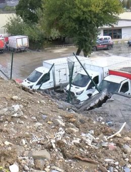 Küçükçekmece'de Fabrikanın İstinat Duvarı 3 Araç Üzerine Düştü