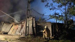 Küçükçekmece'de Korkutucu Yangın! İş Yerindeki Alevler Elektrik Tellerine Sıçradı