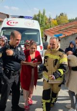 K&uuml;tahya'da Kahraman Anne: &Ccedil;ocuklarını Yangından B&ouml;yle Kurtardı!