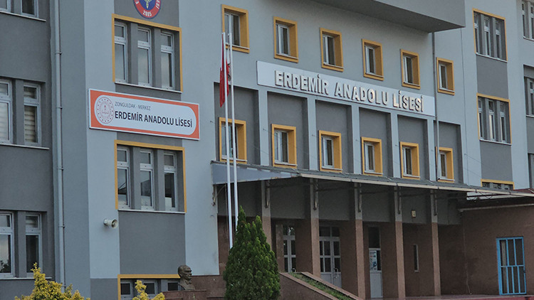 Lise Tuvaletinde Şok Olay! Sigara Yüzünden Arkadaşının Çenesini Kırdı, Tutuklandı