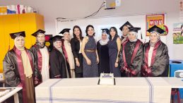 ‘Okumaz’ denilen ‘altın kızlar’ kep fırlattı