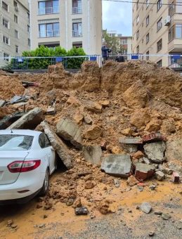 Maltepe'de Kaldırım ve İstinat Duvarı Araçların Üzerine Düştü