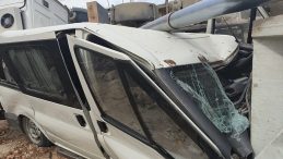 Mardin'de Korkunç Kaza: Kum Yüklü Kamyon Minibüsün Üzerine Devrildi!