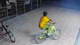 Markete Alışveriş İçin Girdi, Bisikleti Çalındı: Hırsızlık Anı Kameraya Yansıdı