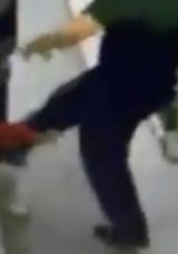 Markette K&uuml;&ccedil;&uuml;k &Ccedil;ocuğu Tekmeleyen Adam Kameralara Yansıdı