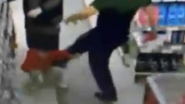 Markette Küçük Çocuğu Tekmeleyen Adam Kameralara Yansıdı