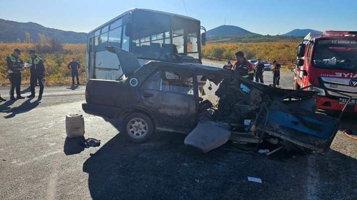 Mersin'de Feci Kaza! Tarım İşçilerini Taşıyan Midibüs ile Otomobil Çarpıştı: 3 Can Kaybı, 12 Yaralı