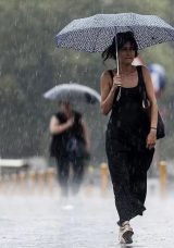 Meteoroloji'den B&ouml;lgesel Uyarı! &Uuml;lke Genelinde Hava Sıcaklıkları D&uuml;ş&uuml;şte: Sağanak Yağışlar Geliyor