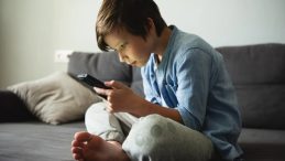 Metin Boyun Sendromu Alarmı: Akıllı Telefonlar Vücudu Sessizce Çökertiyor