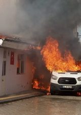 Minib&uuml;s Yangını İki Bina İ&ccedil;in Tehlike Oluşturdu