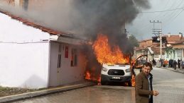 Minibüs Yangını İki Bina İçin Tehlike Oluşturdu