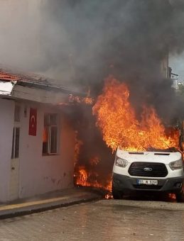 Minibüs Yangını İki Bina İçin Tehlike Oluşturdu