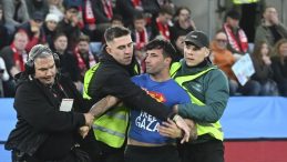 Norveçli Taraftar "Gazze’ye Özgürlük" Tişörtü İle Sahaya Girdi!
