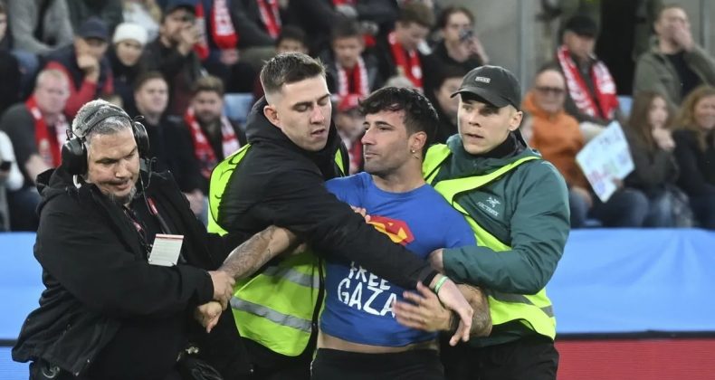 Norveçli Taraftar "Gazze’ye Özgürlük" Tişörtü İle Sahaya Girdi!