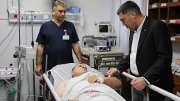 Nöbetteki Polis Memuru Kolundan Bıçaklandı