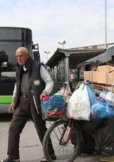 Oğulları konuştu: O g&ouml;r&uuml;nt&uuml;n&uuml;n perde arkası bambaşka &ccedil;ıktı&hellip; T&uuml;rkiye ve Almanya'dan emekli, m&uuml;lkleri var