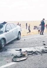 Otomobil Kamyona &Ccedil;arptı; &Uuml;&ccedil; Kardeş Hayatını Kaybetti