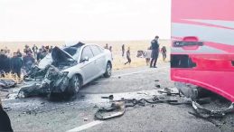 Otomobil Kamyona Çarptı; Üç Kardeş Hayatını Kaybetti