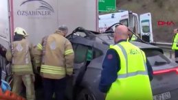 Otomobil TIR'ın Altında Kaldı! Sürücüyü Kurtarma Çalışmaları Devam Ediyor