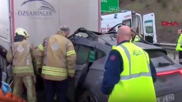 Otomobil TIR'ın Altında Kaldı! S&uuml;r&uuml;c&uuml;y&uuml; Kurtarma &Ccedil;alışmaları Devam Ediyor