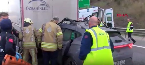 Otomobil TIR'ın Altında Kaldı! Sürücüyü Kurtarma Çalışmaları Devam Ediyor