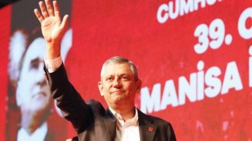 &Ouml;zel: Beni seven arkamdan gelsin