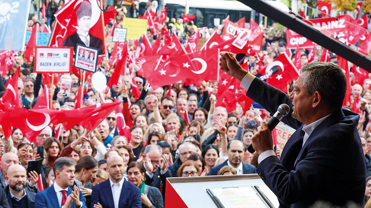 Özgür Özel, Brüksel Mitinginde Önemli Açıklamalarda Bulundu: “Susanları Not Ediyoruz”