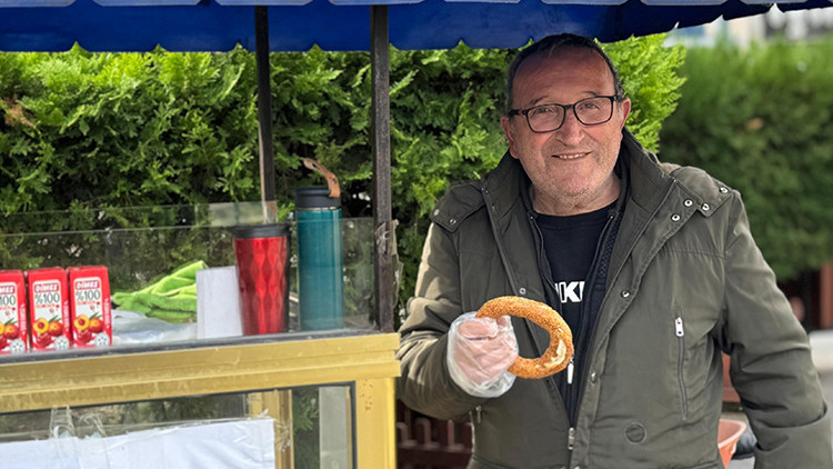 Parası Olmayanlara Ücretsiz Simit İkramı | Arkasındaki Üzücü Hikaye