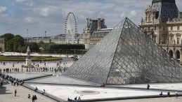 Paris'teki Louvre Müzesi'nde Soygun Alarmı: Değerli Mücevherler Çalındı!