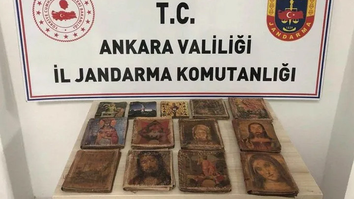 Piyasa Değeri Yaklaşık 6 Milyon Dolar! 13 İbranice El Yazması Kitap Ele Geçirildi