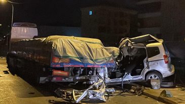Polisten ka&ccedil;an ara&ccedil; TIR'a &ccedil;arptı: 1 &ouml;l&uuml;, 2 yaralı