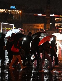 Sağanak Yağışlar Hayatı Olumsuz Etkiledi: İstanbul ve 3 İl Su Baskınları ile Mücadele Ediyor!
