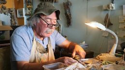 Sahilden topladığı amfora parçalarını hediyelik eşyaya dönüştürüyor!