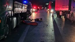 Sakarya'da Feci Kaza! Patlayan Lastiği Değiştirirken TIR'ın Altında Kaldı!