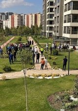 Şanlıurfa'da Site Bah&ccedil;esinde Alacak Verecek Kavgası: 4 Kişi Yaralandı!