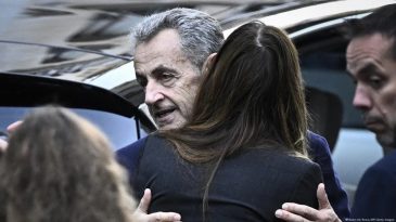 Sarkozy'nin Cezaevi S&uuml;reci Başladı