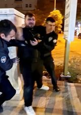 Seyir Halindeki Ara&ccedil;lara Zarar Verdi: Polisle Karşılaşınca "&Ouml;ld&uuml;r Beni" Diye Bağırdı!