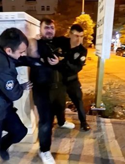 Seyir Halindeki Araçlara Zarar Verdi: Polisle Karşılaşınca "Öldür Beni" Diye Bağırdı!