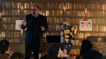 Sinan Canan Gece Yarısı K&uuml;t&uuml;phanesi&rsquo;ni Doldurdu!