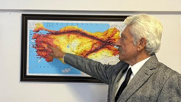 Sındırgı'da Deprem Nedenleri: Prof. Dr. Pampal A&ccedil;ıklıyor