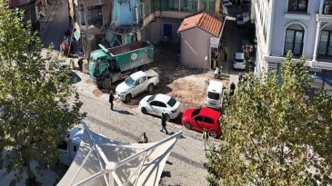 Sındırgı'da Evlerine Girmeye &Ccedil;ekinenler Depremin 3. G&uuml;n&uuml;nde de &Ccedil;adırda