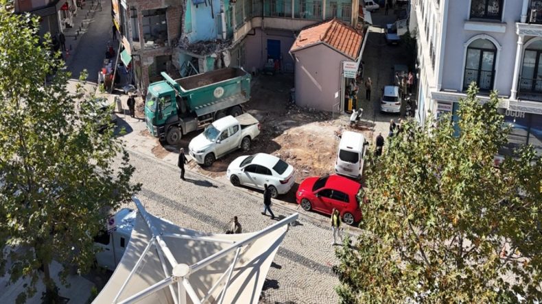 Sındırgı'da Evlerine Girmeye Çekinenler Depremin 3. Gününde de Çadırda