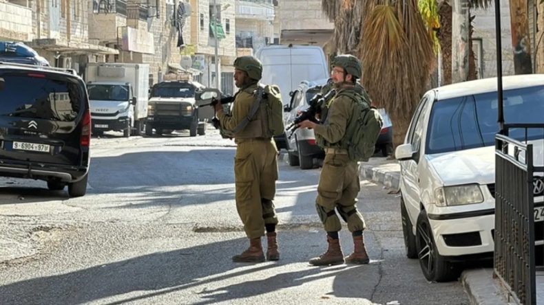 Siyonist İsrail Ordusu Batı Şeria'da Operasyon D&uuml;zenledi: Bir Filistinli Yaralandı, Beş Kişi G&ouml;zaltına Alındı