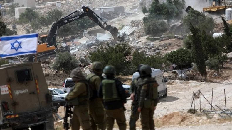 Siyonist İsrailliler Batı Şeria’da Filistinli Beldeye Saldırı Düzenledi