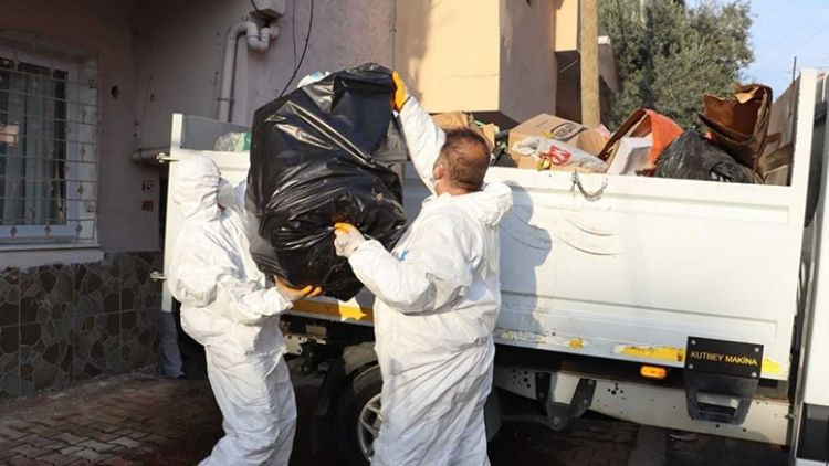 Şok Edici Gerçek: Çöp Evde Annesinin Cesediyle Bir Ay Geçirdi