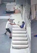 SON DAKİKA&hellip; Adana'da Dehşet Anları! Kovaladığı K&uuml;&ccedil;&uuml;k &Ccedil;ocuğu Ayak Bileklerinden Tutup Yere Fırlattı: O Anlar Kameralarda!