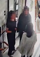 SON DAKİKA&hellip; Akran zorbalığı kamerada: 5 kız &ouml;ğrenci ellerinde bı&ccedil;akla kapısına dayandı!