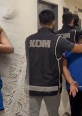 SON DAKİKA&hellip; Antalya&rsquo;daki operasyonda dikkat &ccedil;eken g&ouml;r&uuml;nt&uuml;ler! Aracın gizli kısımlarında bulundu: Cephanelik gibi!
