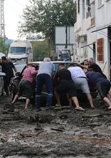 SON DAKİKA&hellip; Hatay'ı sağanak etkisi altına aldı! Otoyolda &ccedil;&ouml;kme, denizde hortum ve su baskınları: Engelli kadın i&ccedil;in kritik anlar!